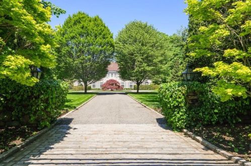 15 Murray Hill Rd, Scarsdale, NY 10583-2829