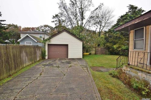 18 Dean St, Babylon, NY 11703-4104