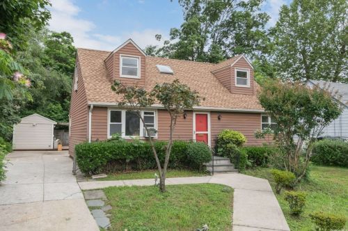 35 Cumberland Ave, Great Neck, NY 11020-1422