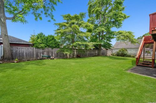 24 Gary St, North Lindenhurst NY  11757-3842 exterior