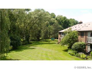 26-5 Great Wood Ct, Fairport, NY 14450