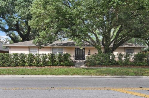 568 Lake Howell Rd, Maitland, FL 32751-5216