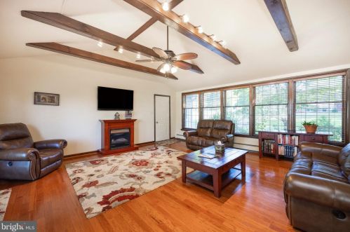 871 Chester Dr, Pottstown PA 19465-7518 exterior