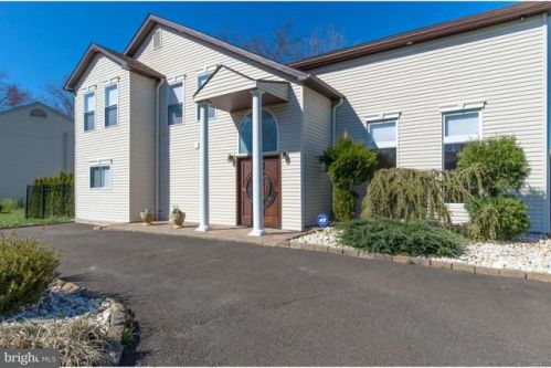 421 Dogwood Dr, Southampton, PA 18966-3631