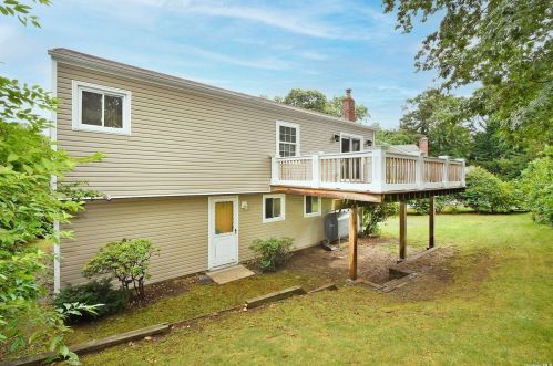 9 Leghorn Ct, Huntington Station NY  11746-2820 exterior