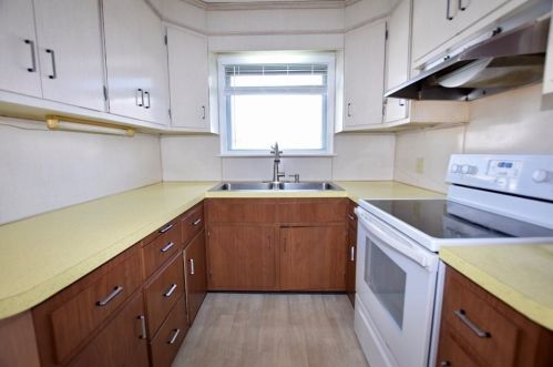 88 Washburn St, Taunton, MA 02780-2606