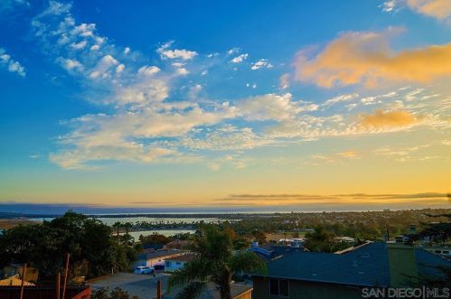 3702 Baker St, San Diego, CA 92117-6006