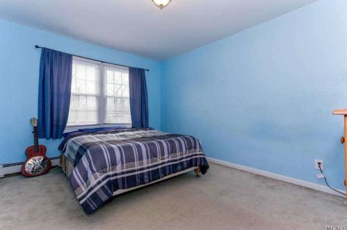 90 Primrose Dr, New Hyde Park NY  11040-2115 exterior