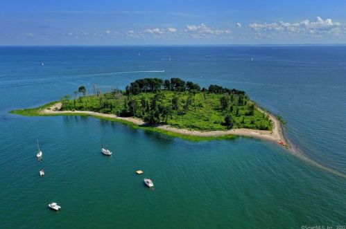 85 Viscount Dr, Milford CT  06460-5781 exterior