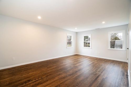 15 Thelma Pl, White Plains NY  10605-3808 exterior