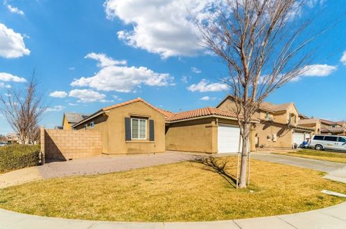 1733 Imperial St, Lancaster, CA 93534-2871