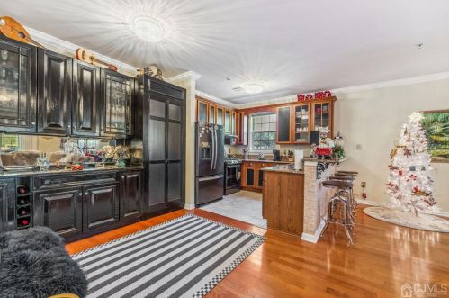 111 Regency Pl, Woodbridge NJ  07095-1030 exterior