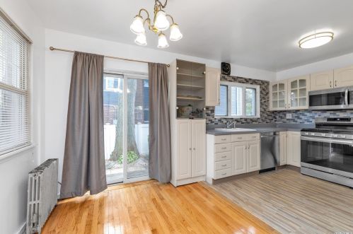 2 Oak Dr, New Hyde Park NY  11040-3315 exterior