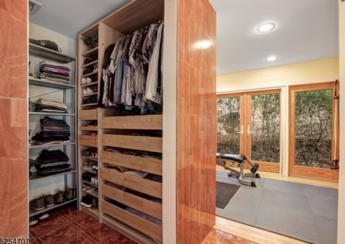 12 Robinwood Dr, West Paterson NJ  07424-2320 exterior