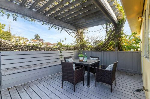 2800 Kingsland Ave, Oakland CA  94619-3325 exterior