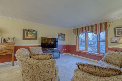 1045 Mcallister Dr, New Kensington, PA 15068-9215