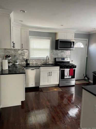 68 Pond St, Bridgeport, CT 06606-4831
