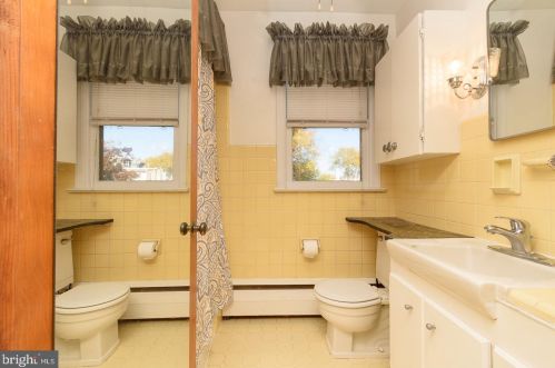 556 Leverington Ave, Philadelphia PA 19128-3314 exterior