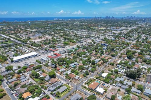 207 11th St, Dania Beach FL  33004-4224 exterior