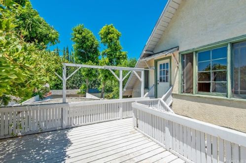 16027 Hartland St, Van Nuys CA 91406-4808 exterior