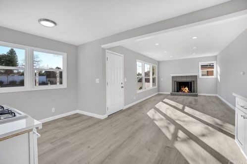 561 Royal Ave, Simi Valley CA  93065-4246 exterior