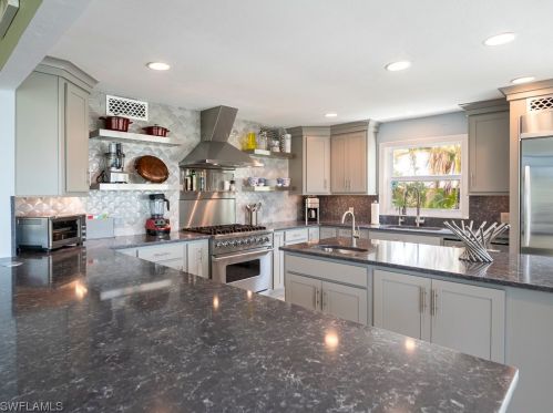 5690 Pne Tree Dr, Sanibel FL 33957-2304 exterior