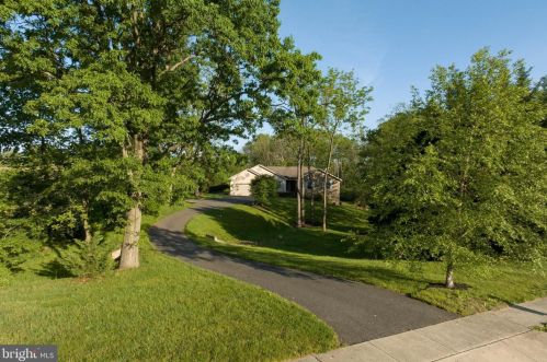 2975 Burton Dr, Gilbertsville PA  19525-9694 exterior