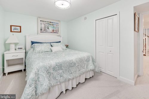 6917 Kingwood Dr, Falls Church VA  22042-3809 exterior