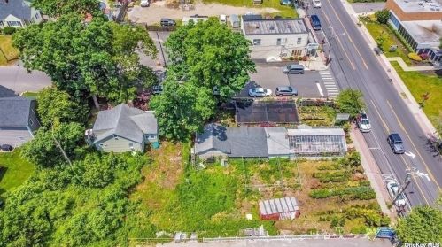 366 Larkfield Rd, Elwood, NY 11731-3501