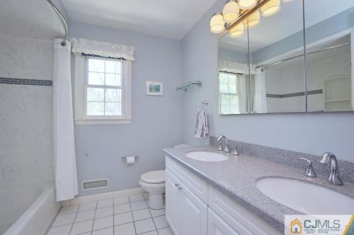 18 Hamilton Dr, East Brunswick NJ  08816-2709 exterior