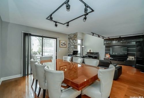 8 Wimbledon Ct, Muttontown NY  11753-2821 exterior