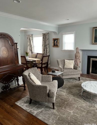 26 Aberdeen Rd, New Hyde Park, NY 11040-2102