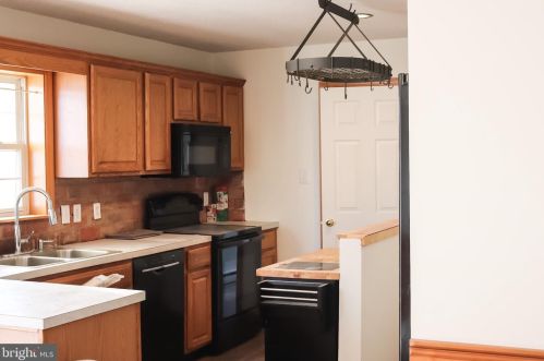 23399 Meadows Ln, Slaughter Beach, DE 19963-4778
