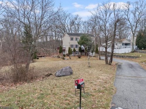 18 Berry Ln, West Milford NJ  07480-3632 exterior