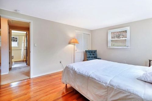 57 Keeney St, Manchester CT 06040-6426 exterior