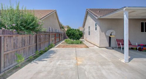 1429 Emerald Dr, Livingston CA  95334-9490 exterior