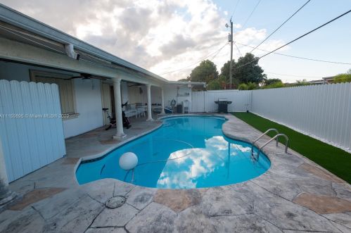 6265 111th Ter, Hialeah FL  33012-2354 exterior