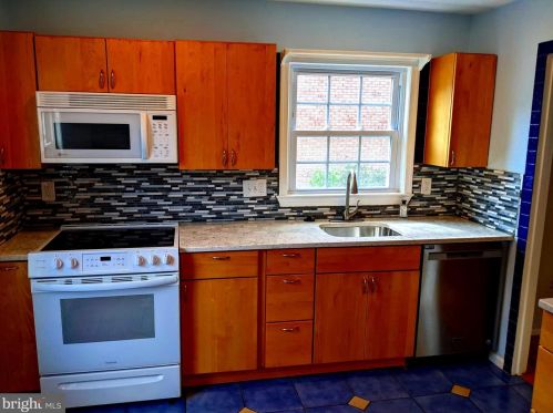 8069 Powderbrook Ln, Springfield VA  22153-2927 exterior