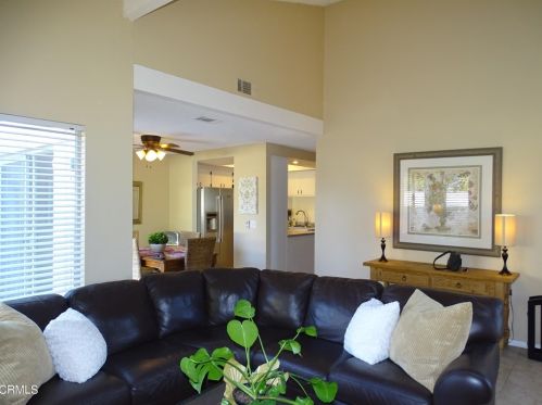 704 Holly Ave, Oxnard CA 93036-1907 exterior