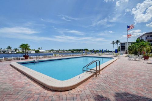 2016 Federal Hwy, Boynton Beach FL  33435-6965 exterior