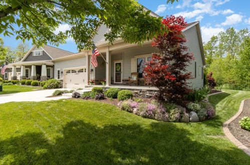 52 Prairie Pkwy, Valpo, IN 46385-7806