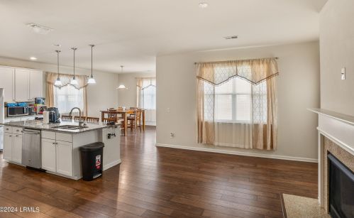 121 Glory Rd, Beaufort, SC 29906-2412