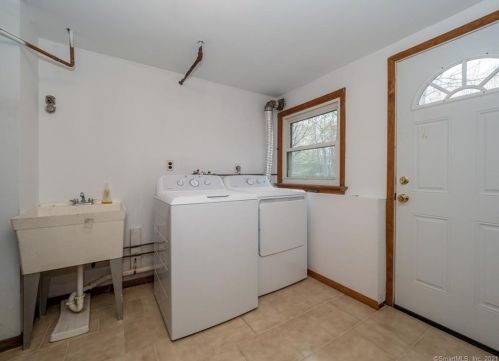 25 Arrowhead Rd, Wilton CT  06897-4402 exterior