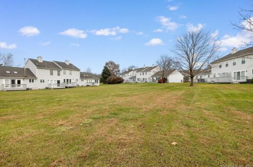 10 Jamie Ln, Manchester CT  06042-8276 exterior