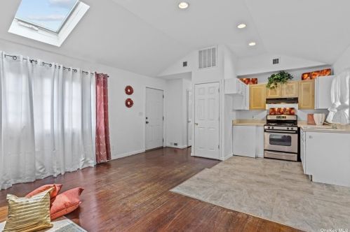 11 Lincoln Ave, Wheatley Heights NY  11798-4201 exterior