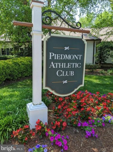 5936 Amber Ridge Rd, Haymarket VA  20169-2620 exterior