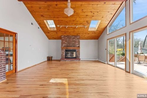 17 Hickory Dr, Oakland NJ  07436-2519 exterior