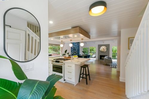 5885 Harbord Dr, Oakland, CA 94611-3122