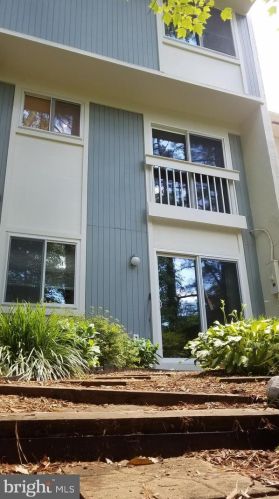 2410 Southgate Sq, Herndon, VA 20191-1239