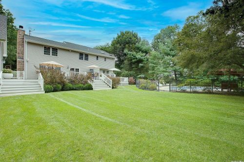 106 Chestnut St, Mount Sinai, NY 11766-2329